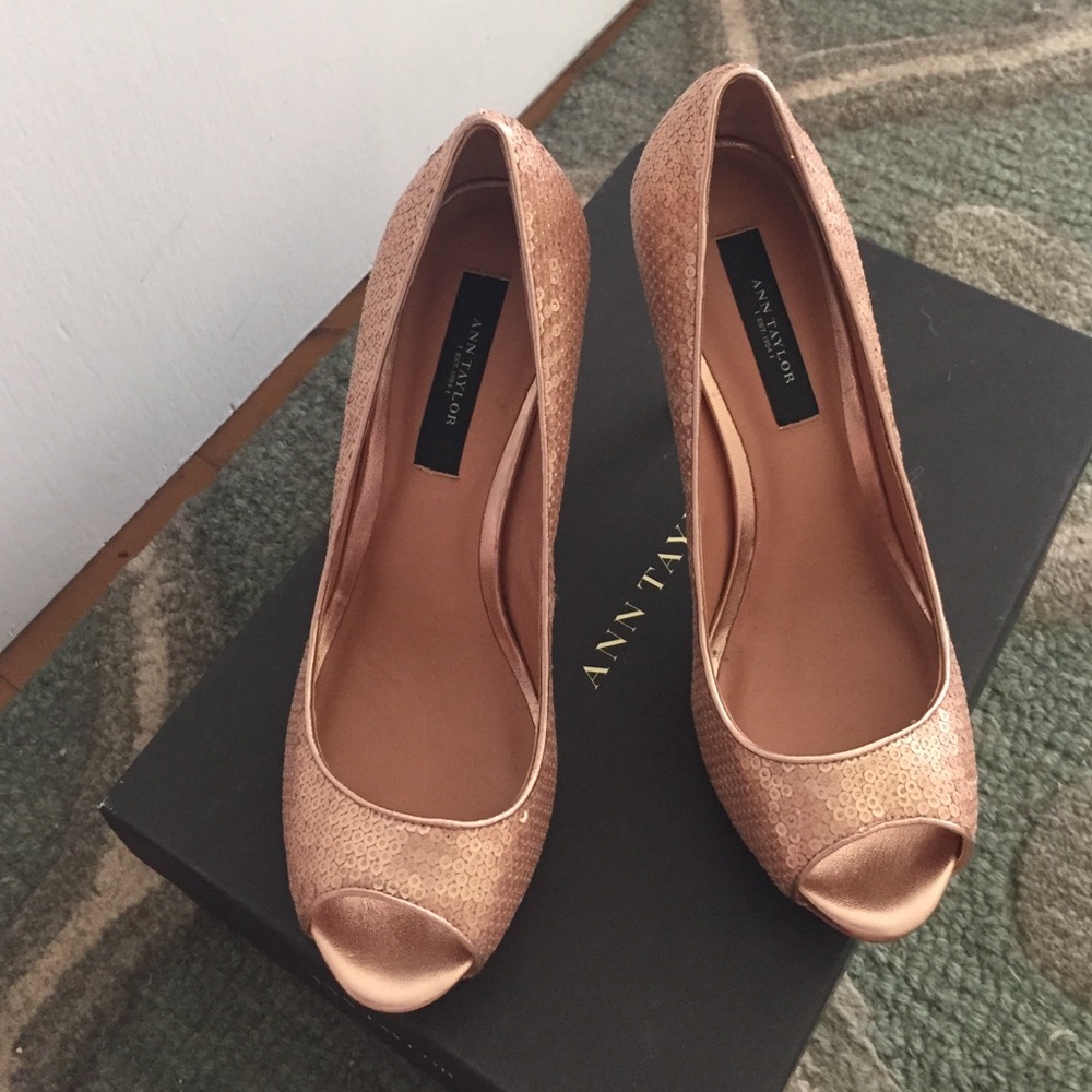 NWT Size 6 Ann Taylor "Calla" Sequin Peeptoe Pumps
